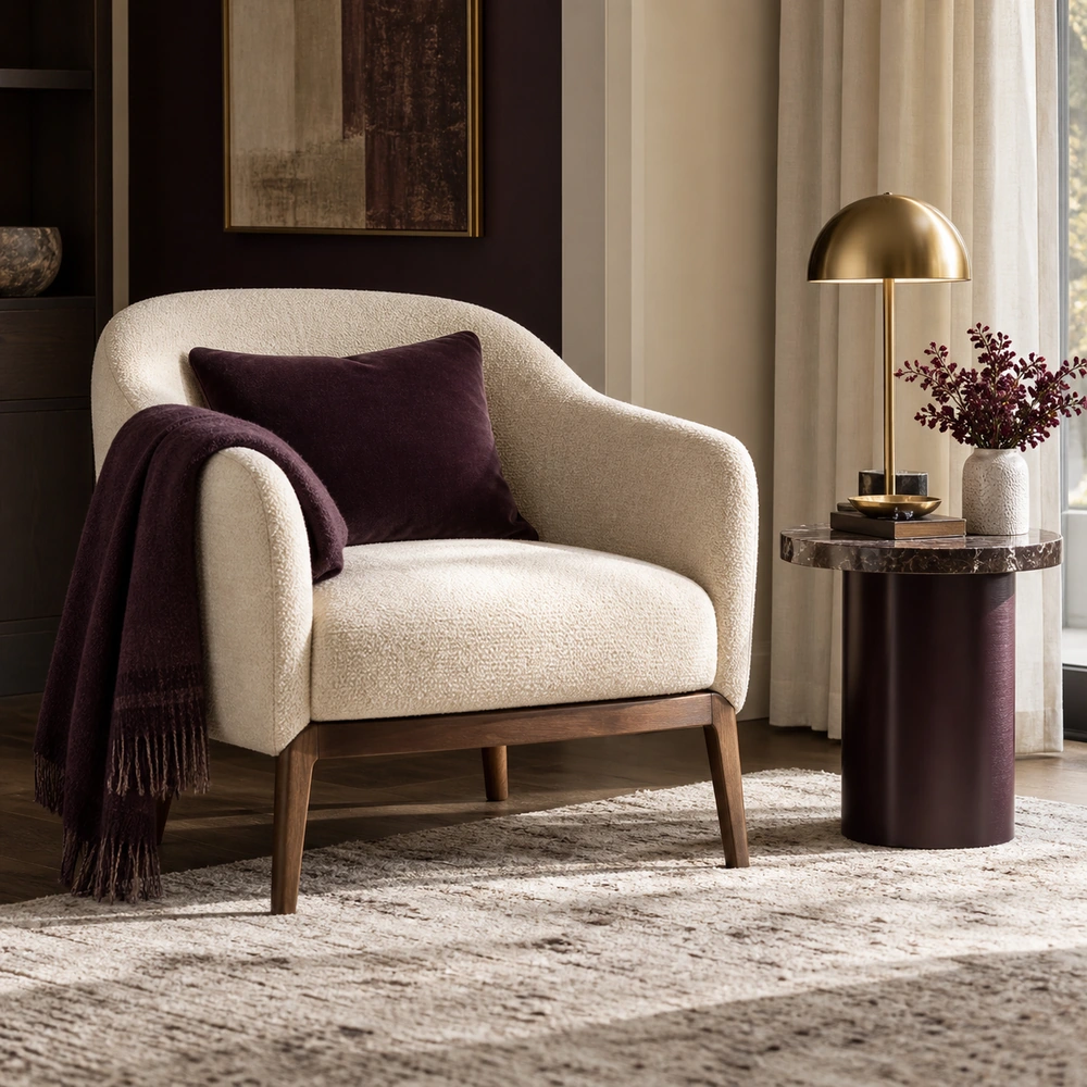 Sillón tapizado junto a una mesa auxiliar compacta