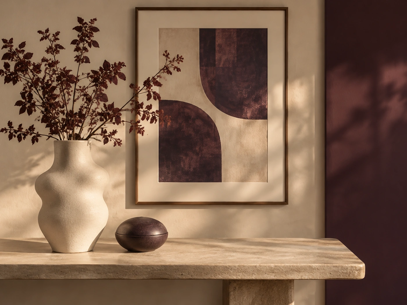 Jarrón de cerámica y cuenco decorativo bajo un cuadro abstracto enmarcado