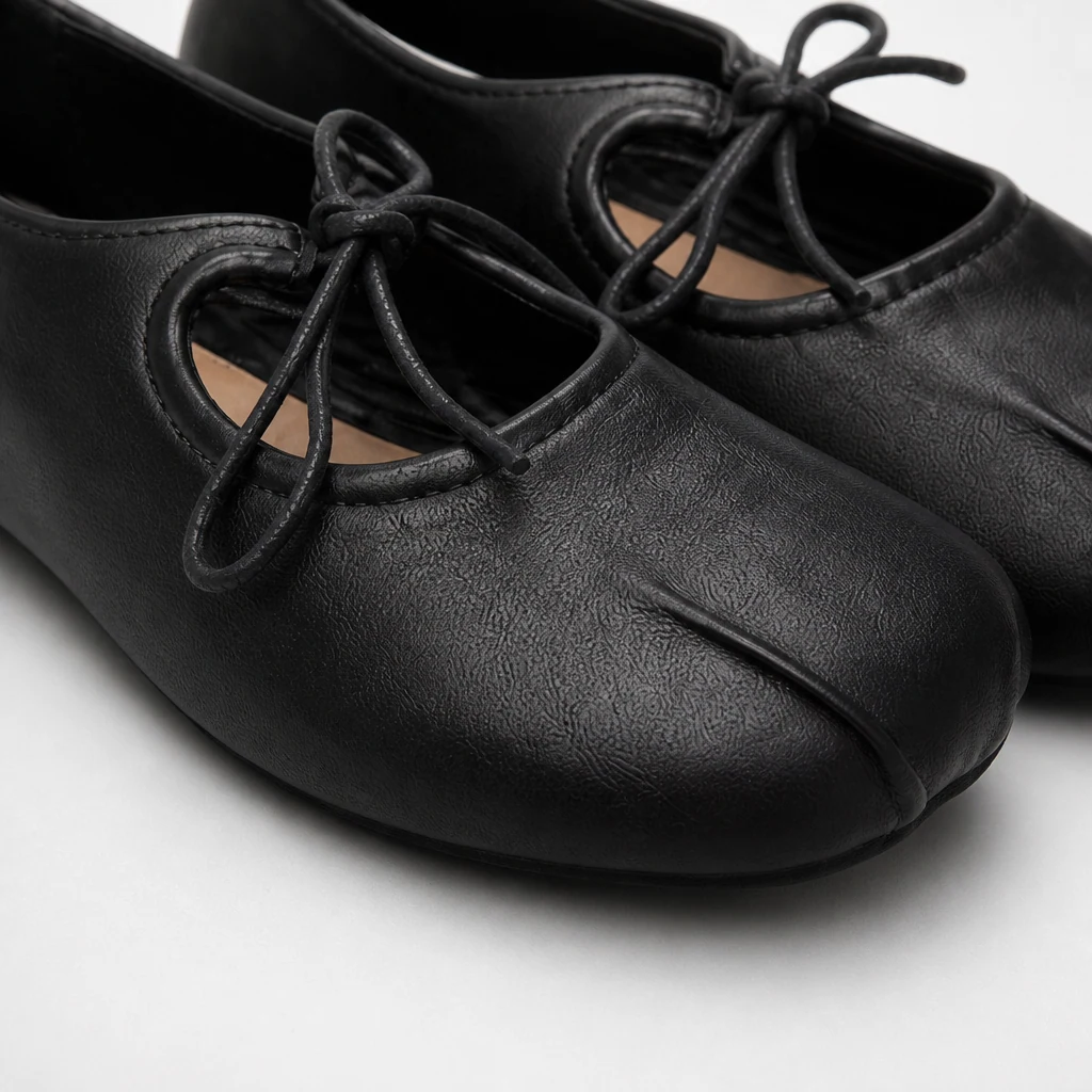 Dettaglio in primo piano della tomaia morbida e della costruzione con lacci sulle scarpe basse