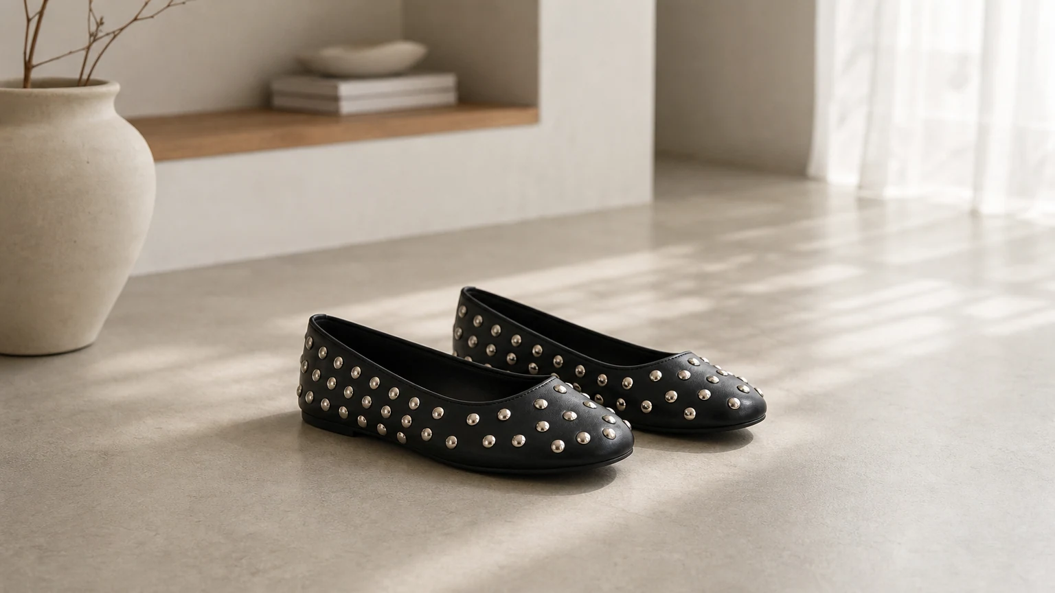 Schwarze Ballerinas mit Nieten in einer redaktionellen Lifestyle-Szene