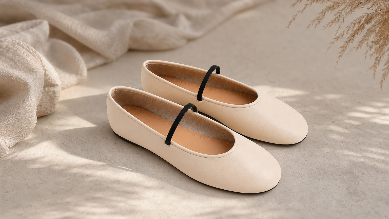 Mocassins pour femme en similicuir souple, conçus dans une scène de tenue horizontale de tous les jours