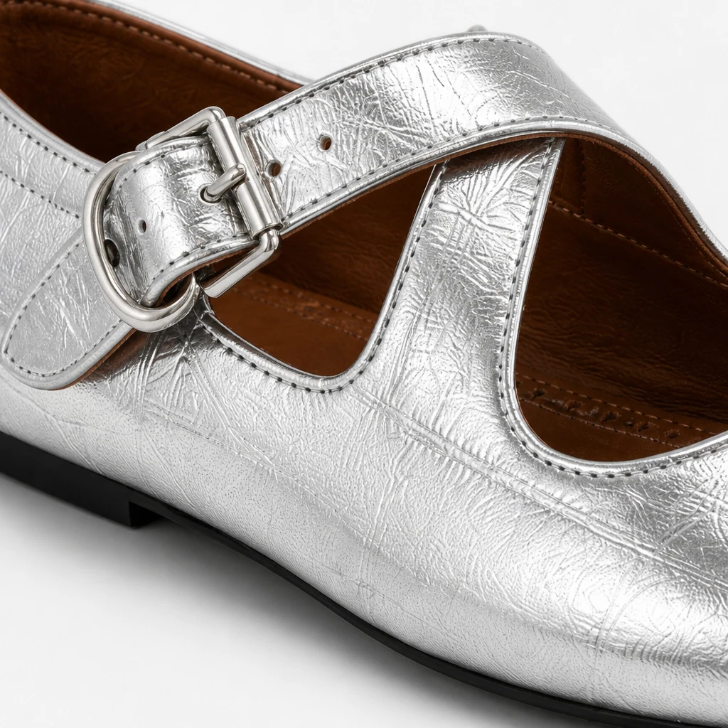 Nahaufnahme des silbernen Mary-Jane-Schuhmaterials und des Schnallenriemens