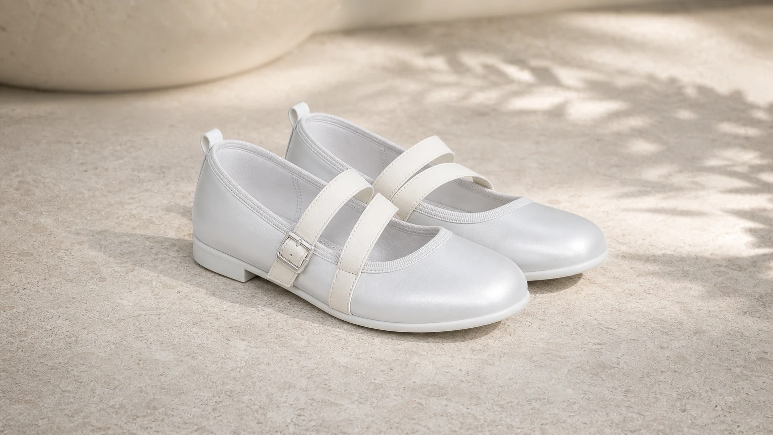 Zapatos Mary Jane con punta redonda diseñados en una escena casual cotidiana.