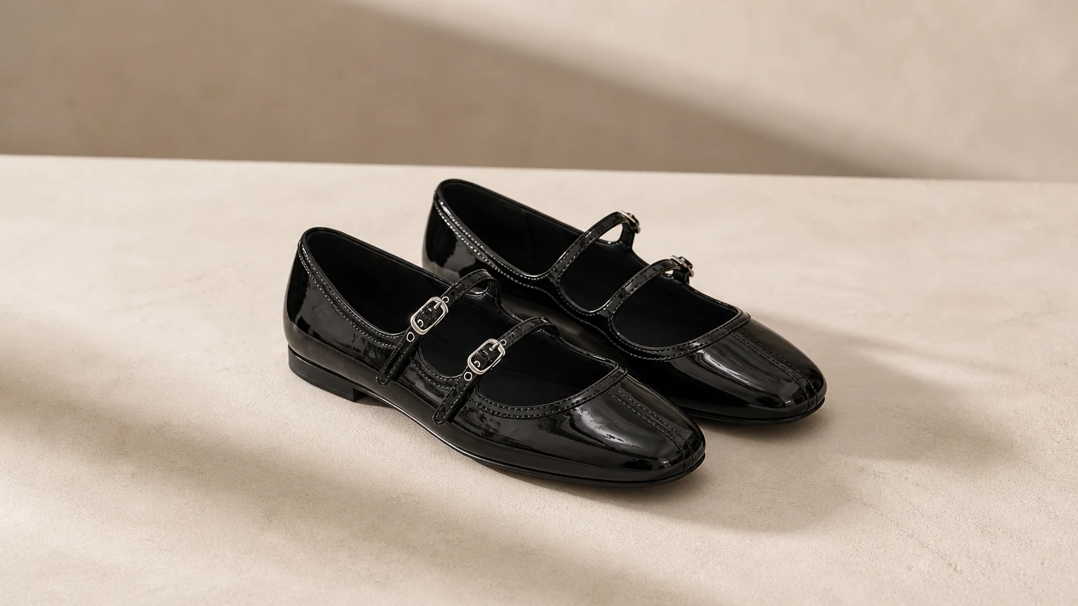 Elegantes zapatos planos Mary Jane con punta cuadrada diseñados en una escena horizontal