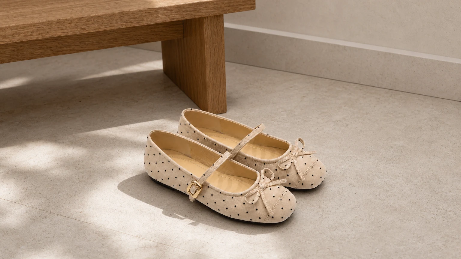 Dettagli fiocco classico comfort Mary Jane appartamenti in una scena di stile di vita morbido