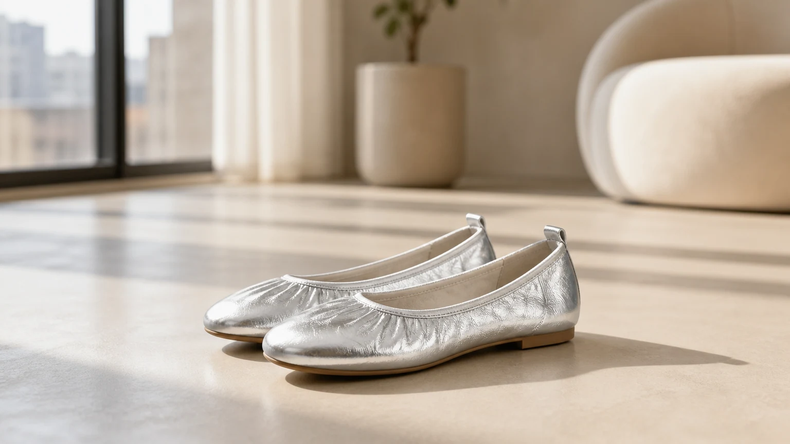 Ballerines à tige froncée et confort minimal, conçues dans une scène douce de tous les jours