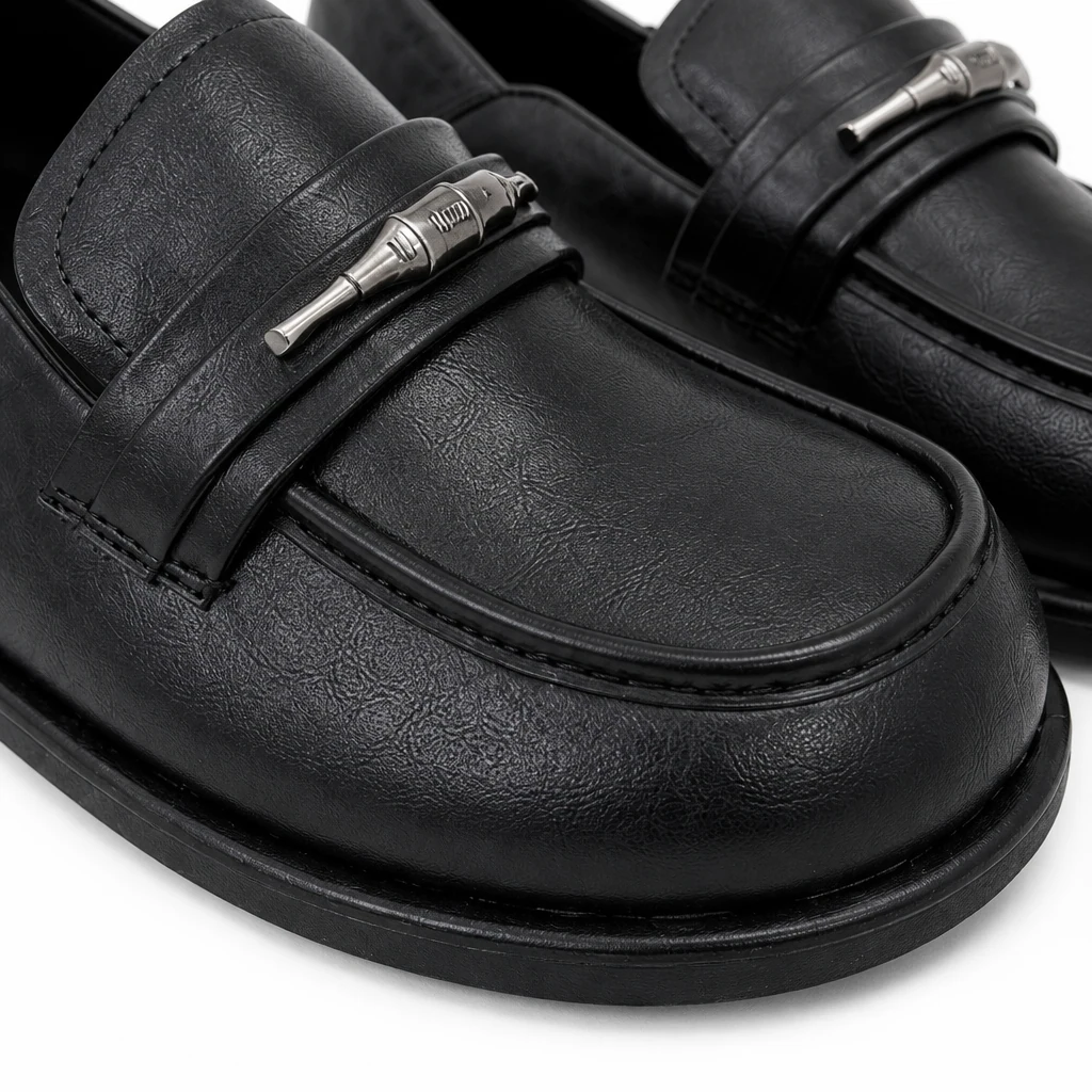 Close-updetail van het loafermateriaal en de stiksels met ronde neus