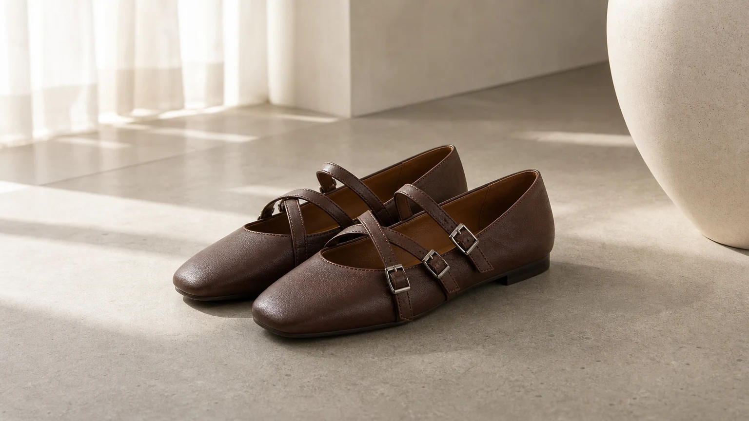 Mary-Jane-Flats mit quadratischer Zehenpartie und überkreuzten Riemen im warmen Alltagsstil
