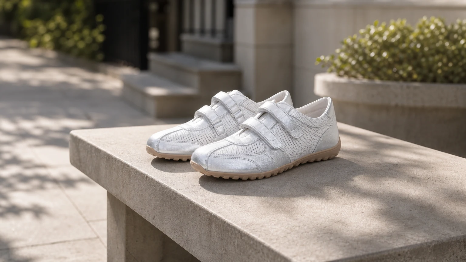 Chaussures décontractées à velcro à bout rond portées dans un cadre de style de vie