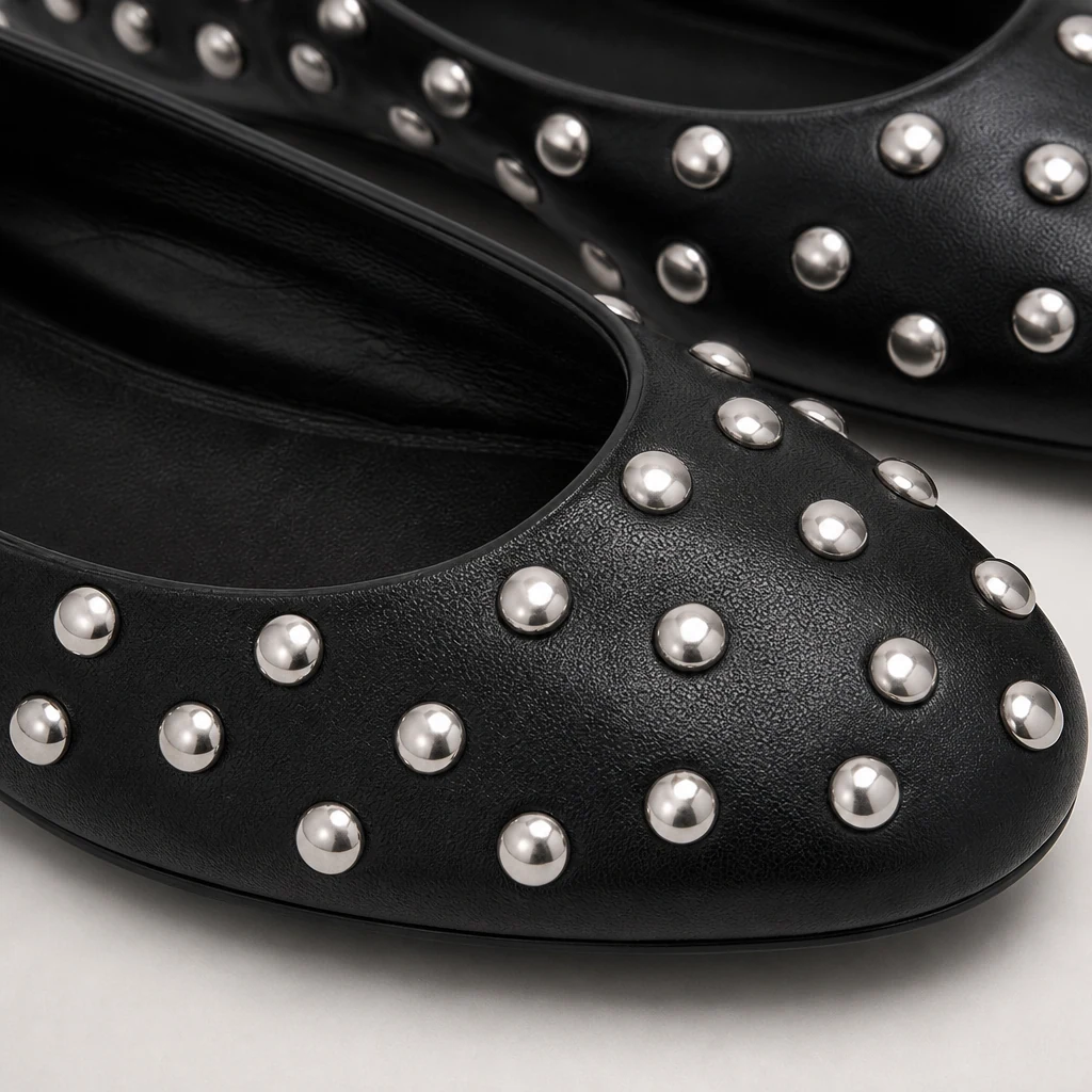 Nahaufnahme von schwarzen Ballerinas mit Metallnieten