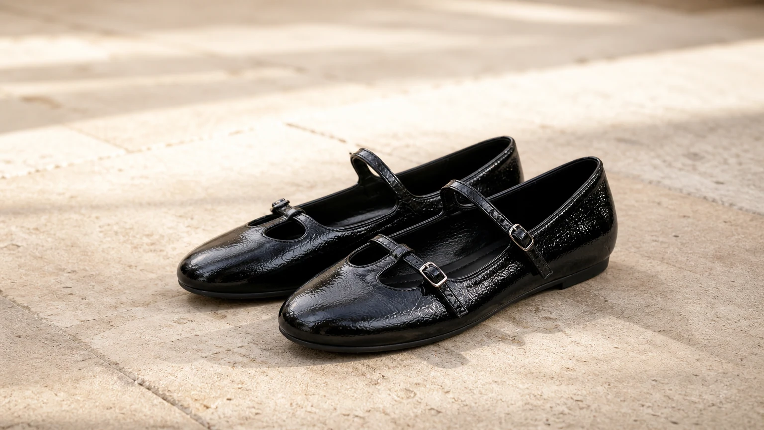 Scarpe Mary Jane lucide disegnate in una scena di stile di vita orizzontale