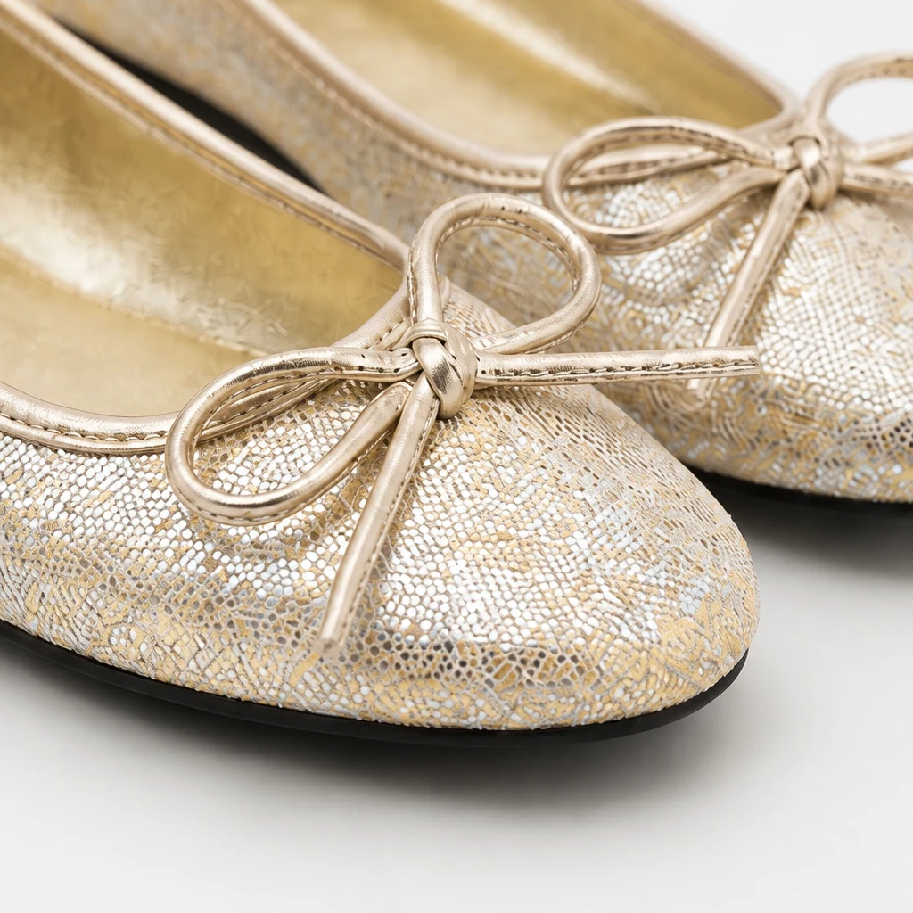 Dettaglio in primo piano della tomaia in microfibra e dettaglio fiocco sulla ballerina