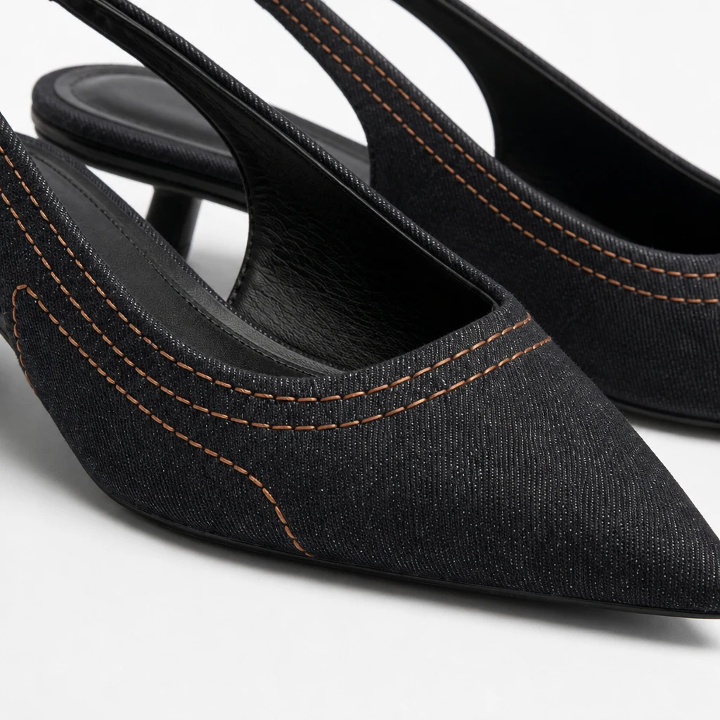 Dettaglio in primo piano del rivestimento del tallone della slingback e della finitura in pelle in microfibra