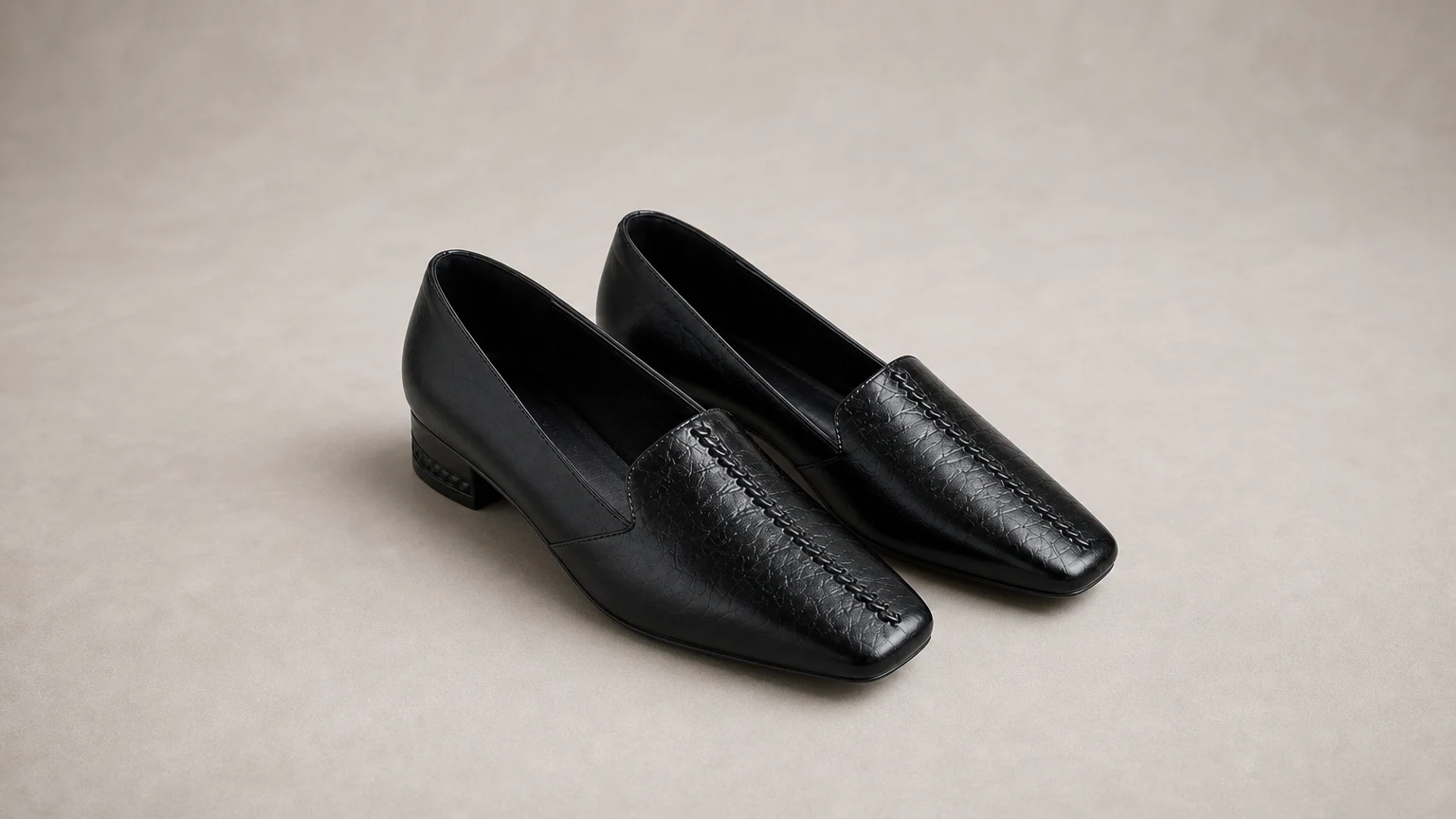 Mocasines de oficina con apariencia de cuero brillante diseñados en una escena horizontal