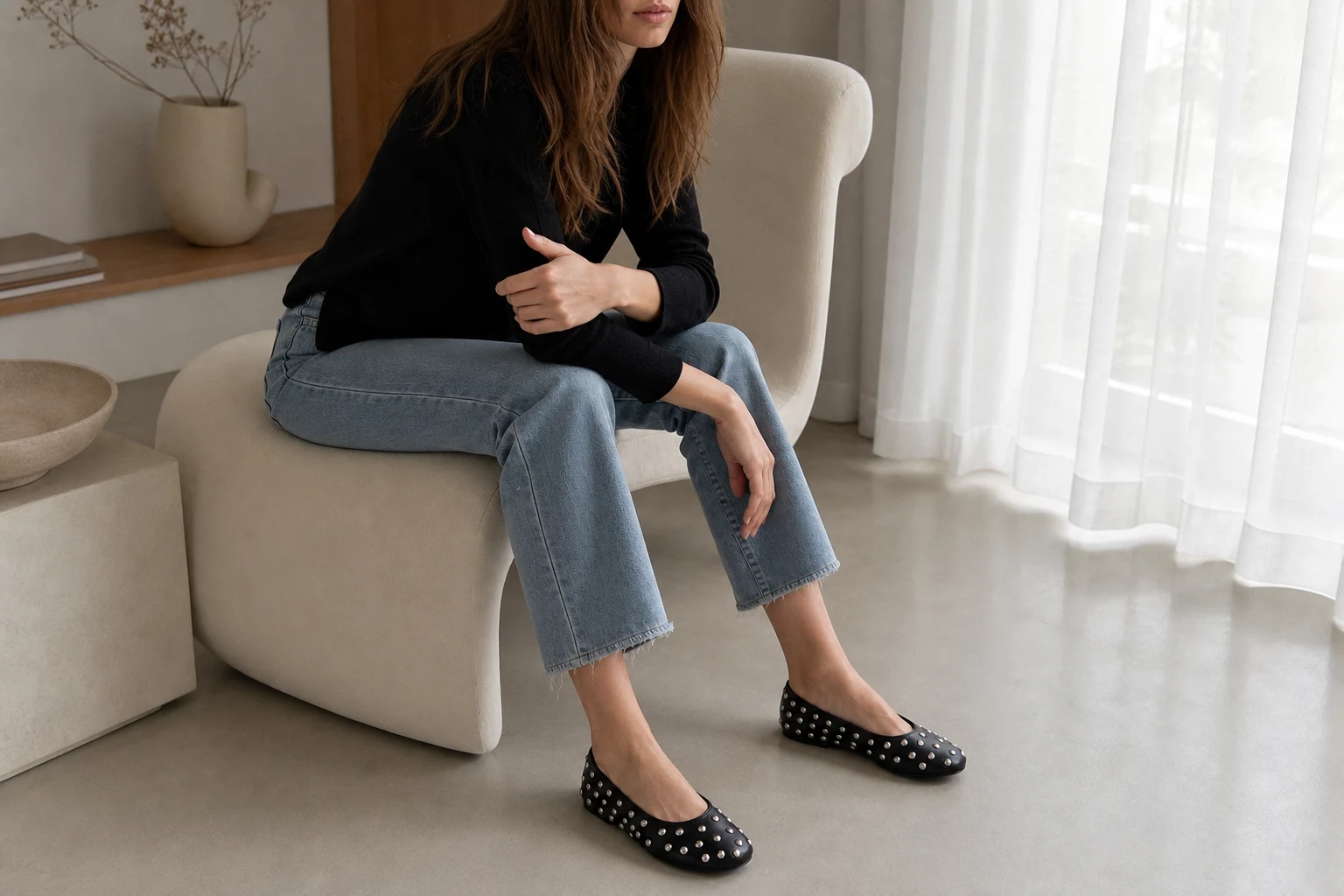 Lifestyle-Szene mit schwarzen Ballerinas mit Nieten