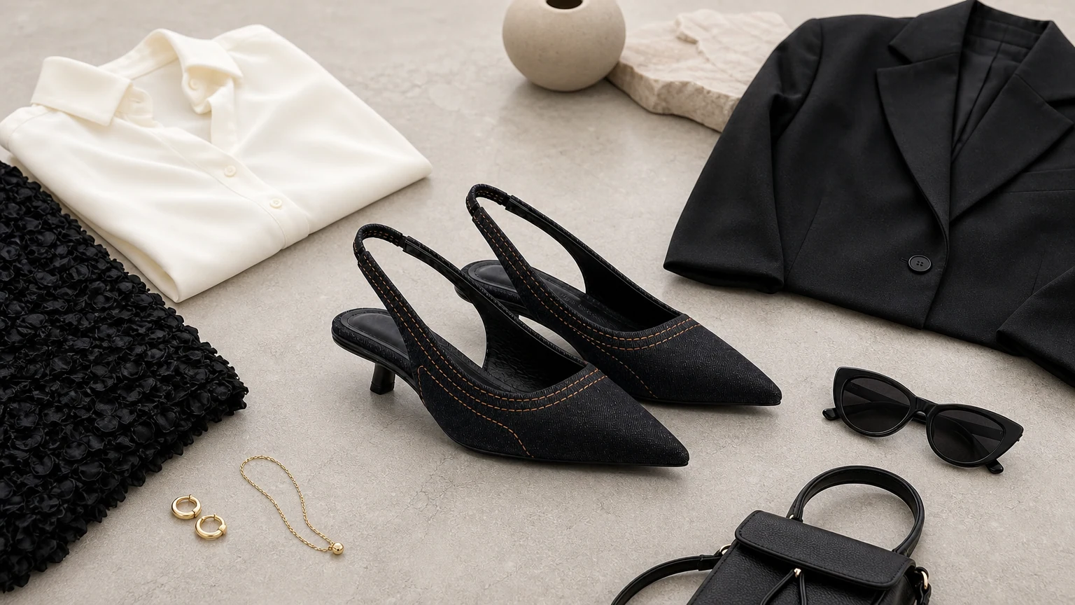 Scarpe con tacco slingback a punta con borchie e borchie in stile scena orizzontale