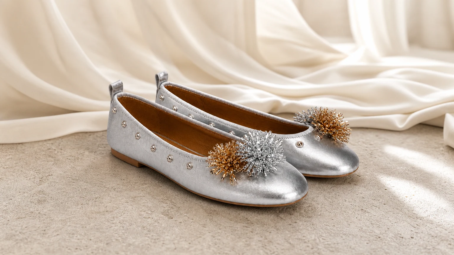 Ballerine con punta tonda borchiate in stile scena orizzontale