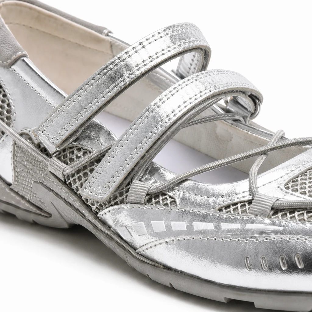 Gros plan sur la bride de la sneaker Mary Jane, la dentelle et les détails du tissu