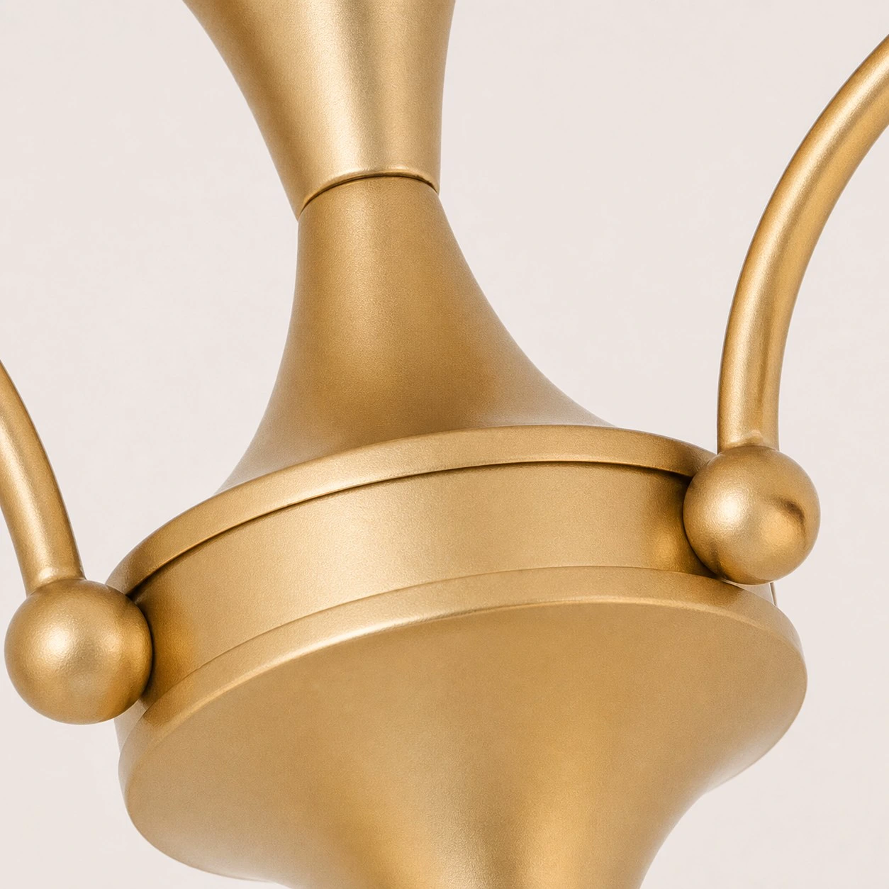 Close view of the chandelier central body and arms